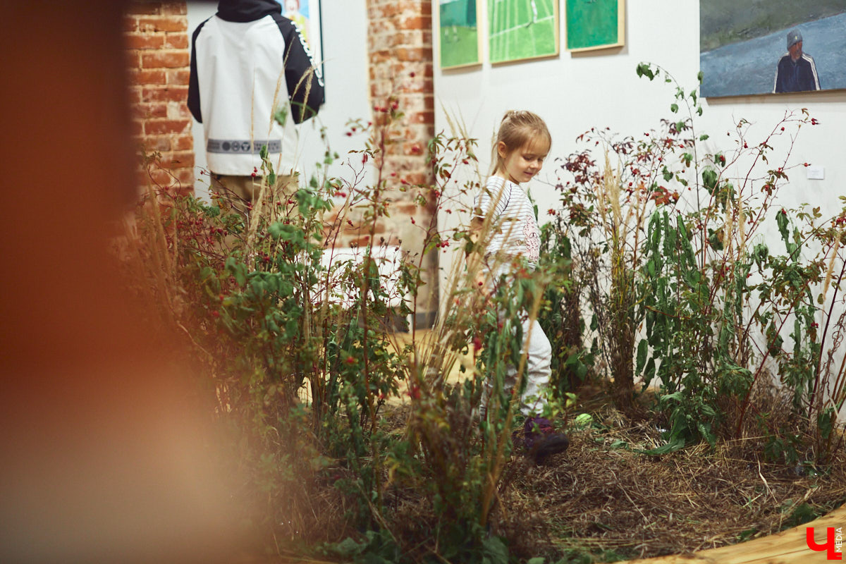 Во владимирском ЦСК вновь ожило галерейное пространство. Сейчас там представлена выставка работ местной художницы Люси Соловьевой и нижегородского автора Димы Жукова. Экспозиция предлагает зрителям отдохнуть от смысловой нагрузки, а потому называется «Зоны отдыха».