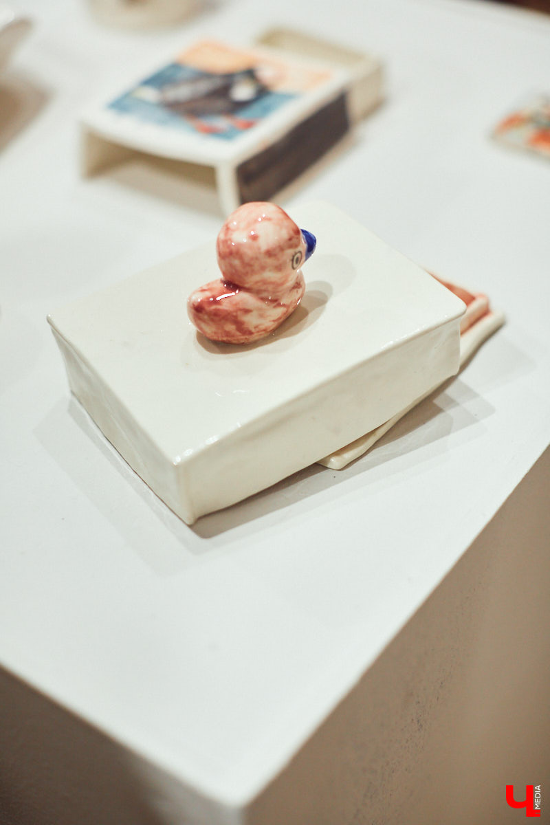 Во владимирском ЦСК вновь ожило галерейное пространство. Сейчас там представлена выставка работ местной художницы Люси Соловьевой и нижегородского автора Димы Жукова. Экспозиция предлагает зрителям отдохнуть от смысловой нагрузки, а потому называется «Зоны отдыха».