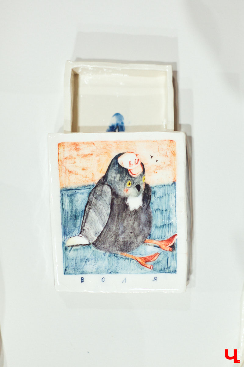 Во владимирском ЦСК вновь ожило галерейное пространство. Сейчас там представлена выставка работ местной художницы Люси Соловьевой и нижегородского автора Димы Жукова. Экспозиция предлагает зрителям отдохнуть от смысловой нагрузки, а потому называется «Зоны отдыха».