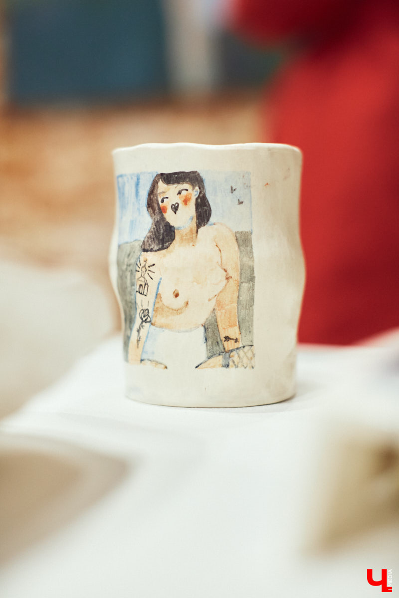 Во владимирском ЦСК вновь ожило галерейное пространство. Сейчас там представлена выставка работ местной художницы Люси Соловьевой и нижегородского автора Димы Жукова. Экспозиция предлагает зрителям отдохнуть от смысловой нагрузки, а потому называется «Зоны отдыха».