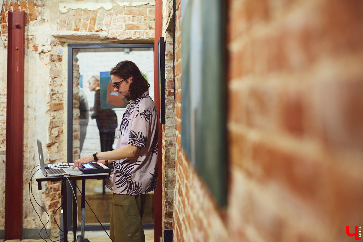 Во владимирском ЦСК вновь ожило галерейное пространство. Сейчас там представлена выставка работ местной художницы Люси Соловьевой и нижегородского автора Димы Жукова. Экспозиция предлагает зрителям отдохнуть от смысловой нагрузки, а потому называется «Зоны отдыха».