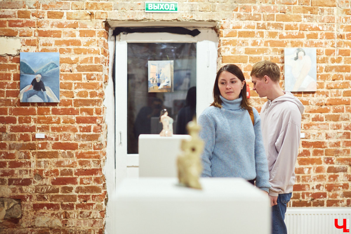 Во владимирском ЦСК вновь ожило галерейное пространство. Сейчас там представлена выставка работ местной художницы Люси Соловьевой и нижегородского автора Димы Жукова. Экспозиция предлагает зрителям отдохнуть от смысловой нагрузки, а потому называется «Зоны отдыха».