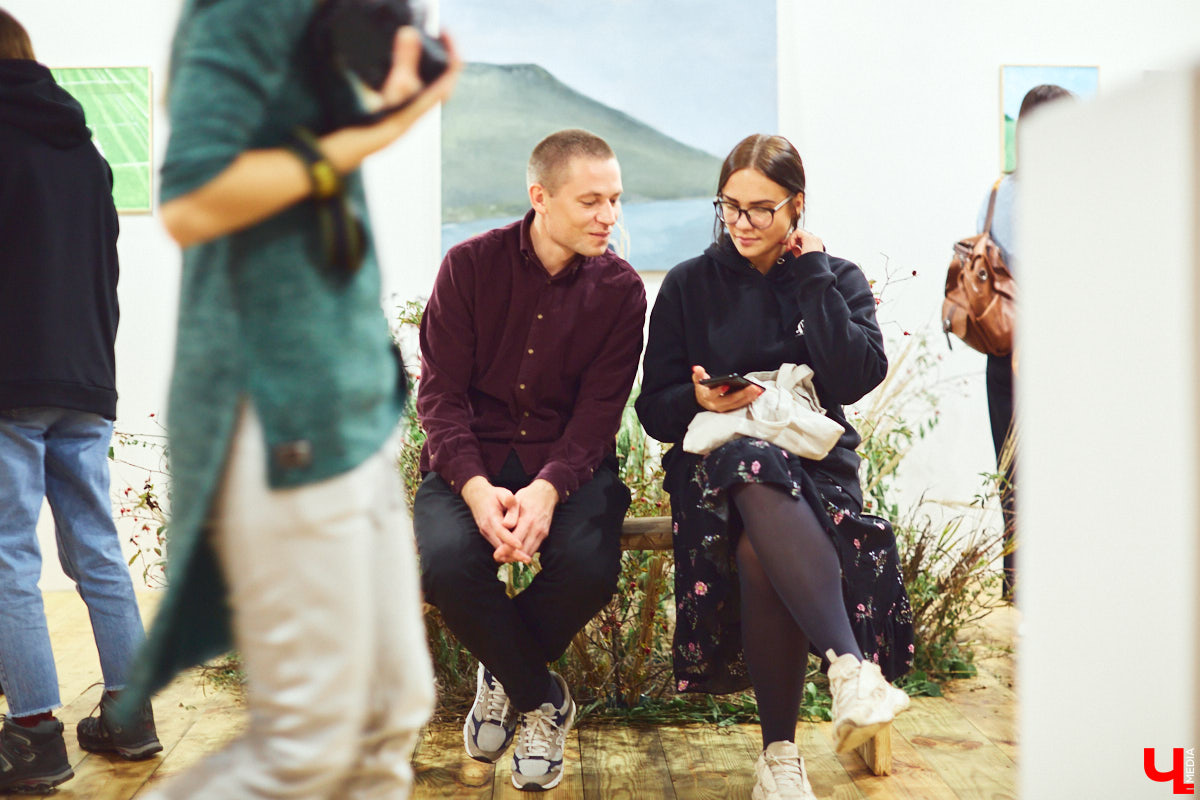 Во владимирском ЦСК вновь ожило галерейное пространство. Сейчас там представлена выставка работ местной художницы Люси Соловьевой и нижегородского автора Димы Жукова. Экспозиция предлагает зрителям отдохнуть от смысловой нагрузки, а потому называется «Зоны отдыха».