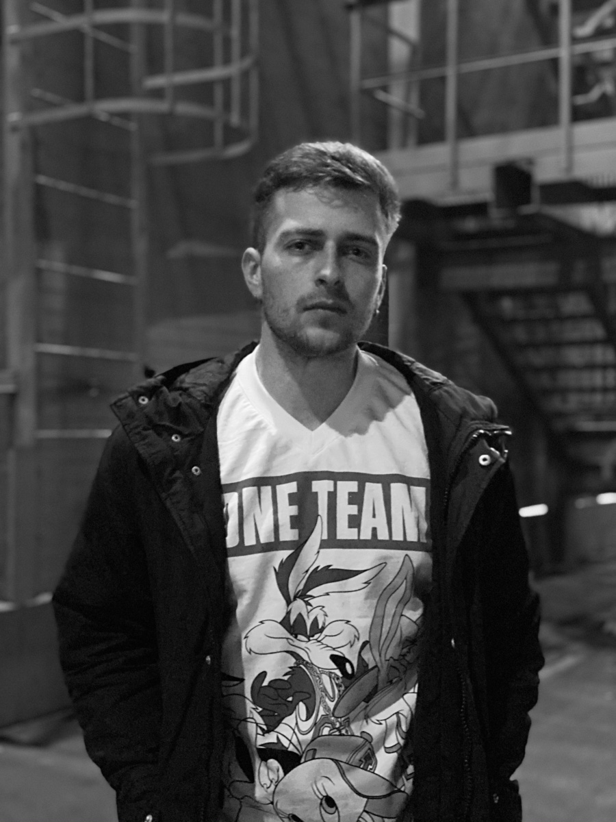 Стримеры Александр Корнилов и Святослав Логинов на прямых трансляциях как рыбы в воде. Один работает в информационном жанре, другой – в развлекательном. Но оба живут в областном центре.