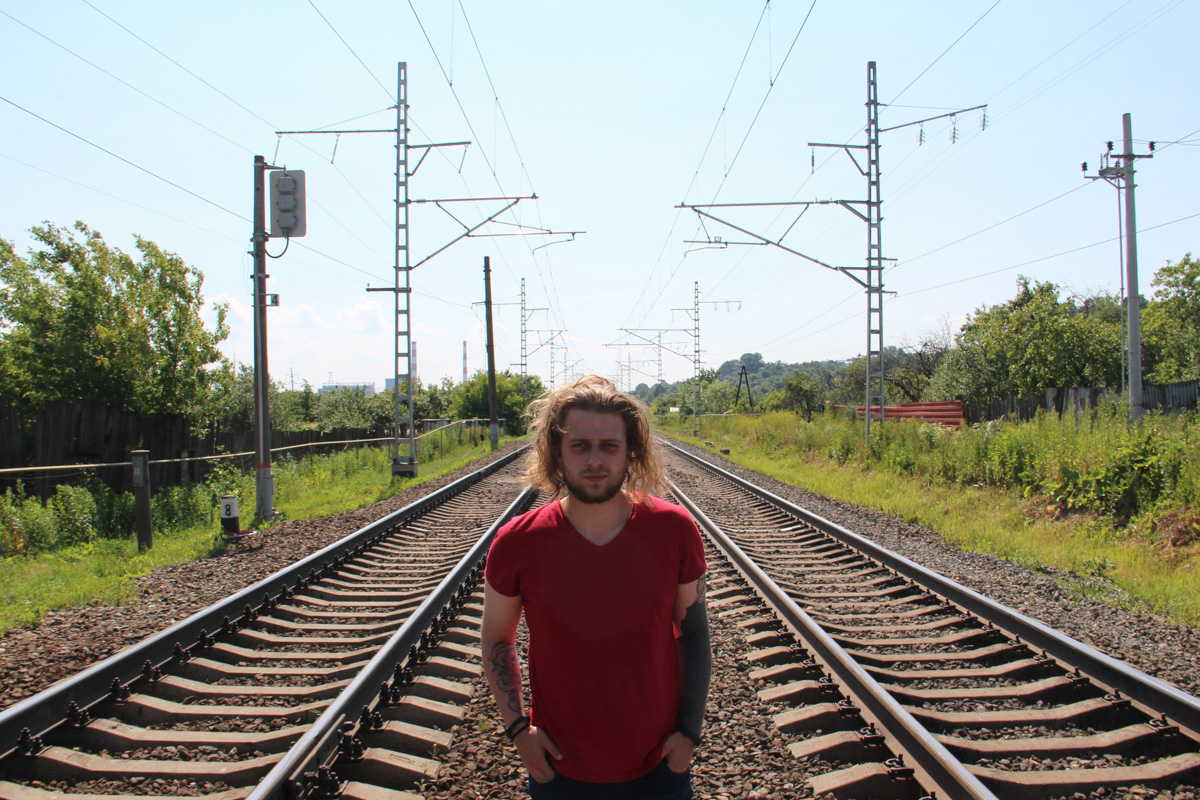 Стримеры Александр Корнилов и Святослав Логинов на прямых трансляциях как рыбы в воде. Один работает в информационном жанре, другой – в развлекательном. Но оба живут в областном центре.