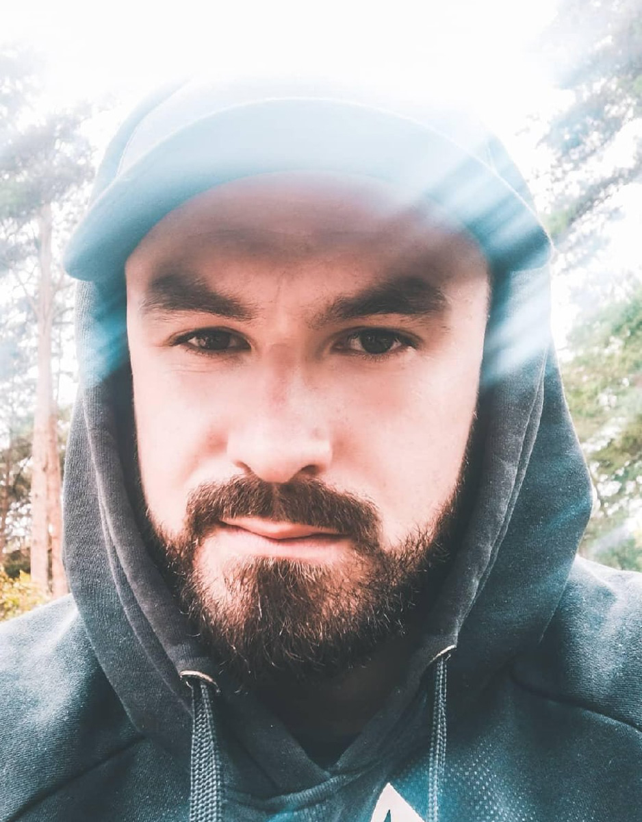 Стримеры Александр Корнилов и Святослав Логинов на прямых трансляциях как рыбы в воде. Один работает в информационном жанре, другой – в развлекательном. Но оба живут в областном центре.