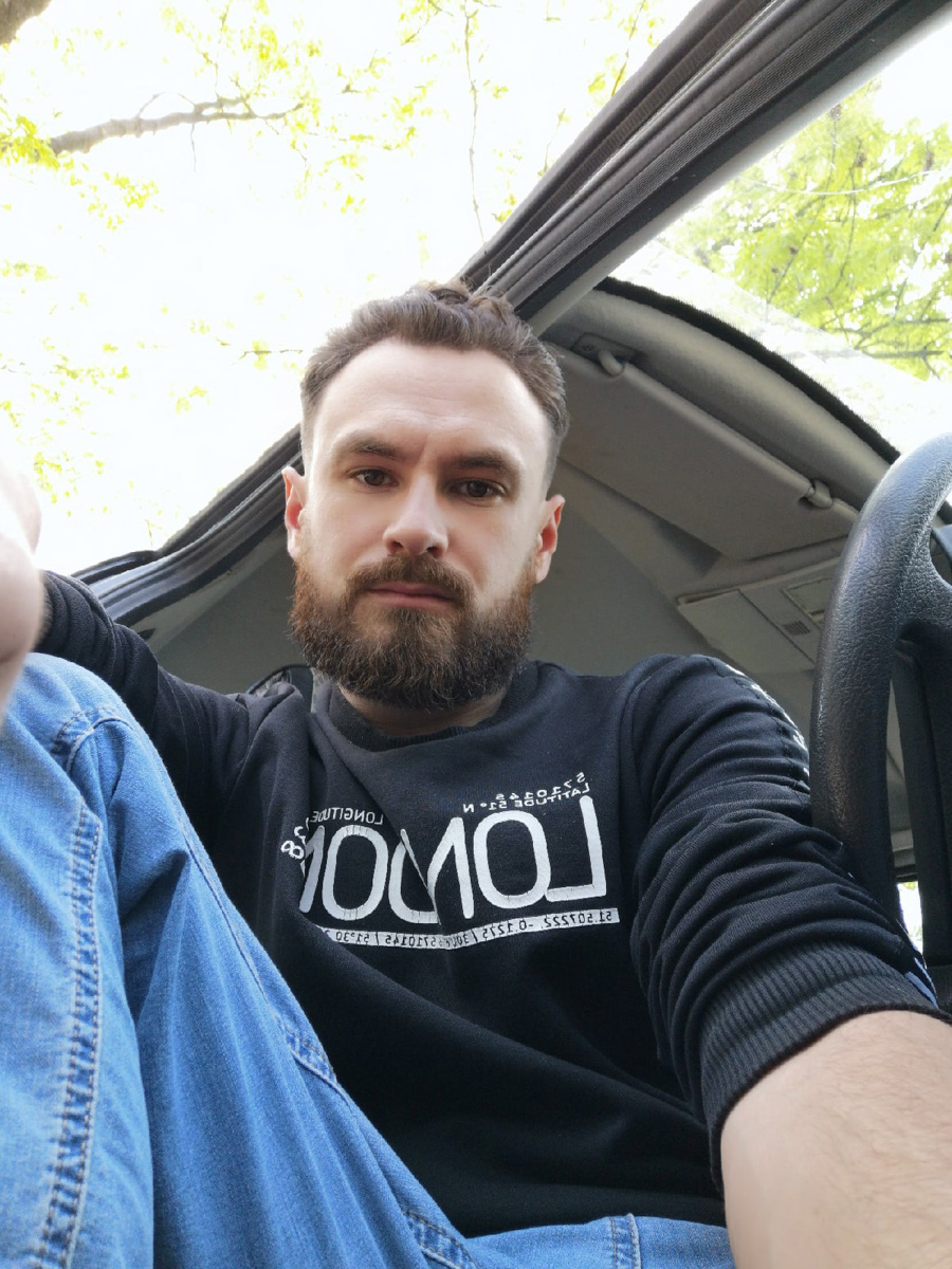 Стримеры Александр Корнилов и Святослав Логинов на прямых трансляциях как рыбы в воде. Один работает в информационном жанре, другой – в развлекательном. Но оба живут в областном центре.