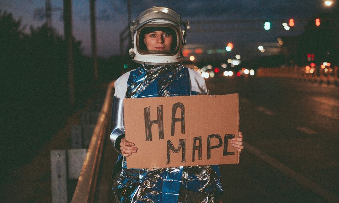 Скрытые смыслы украшают контент, и благодаря проработке концепта снимки переходят из категории «повседневный щёлк» в «настоящее творчество». Разберемся в тонких материях с владимирскими авторами, не боящимися создавать фотографии вне коммерческих стандартов.