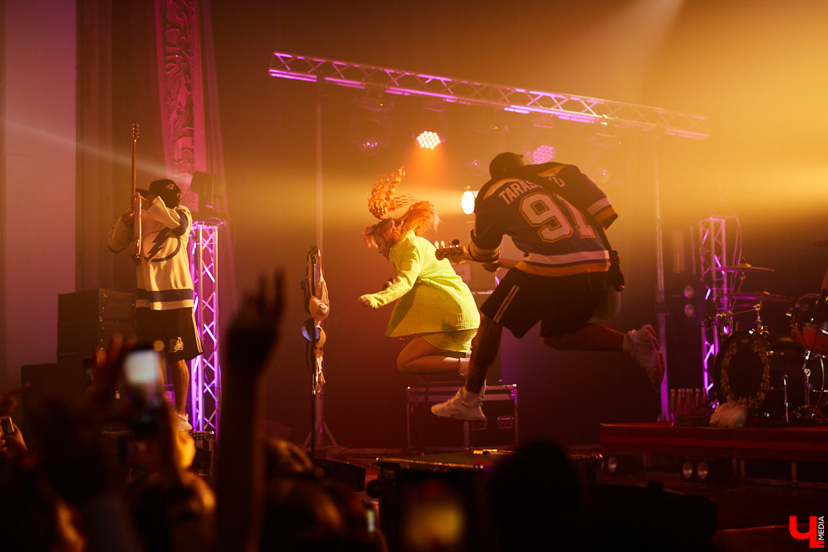 Вчера в Art Hall выступила российская поп-рок-группа «Кис-Кис». О том, как прошел праздник юности в стиле панк — в фоторепортаже «Ключ-Медиа».