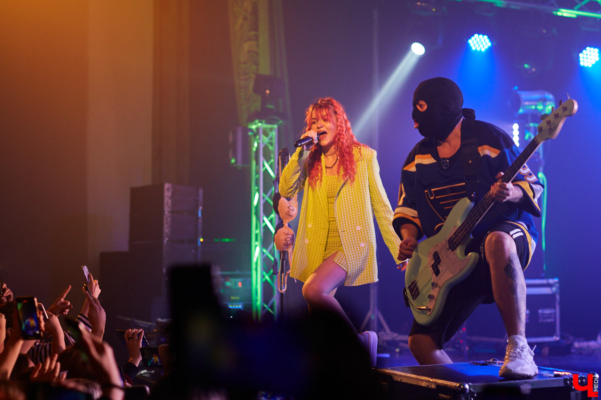 Вчера в Art Hall выступила российская поп-рок-группа «Кис-Кис». О том, как прошел праздник юности в стиле панк — в фоторепортаже «Ключ-Медиа».