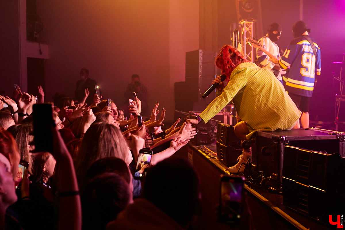 Вчера в Art Hall выступила российская поп-рок-группа «Кис-Кис». О том, как прошел праздник юности в стиле панк — в фоторепортаже «Ключ-Медиа».