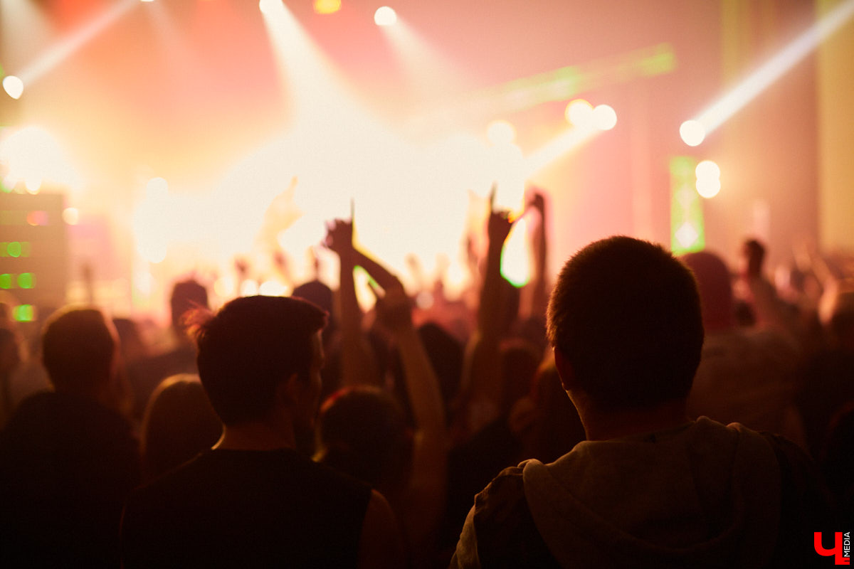 Вчера в Art Hall выступила российская поп-рок-группа «Кис-Кис». О том, как прошел праздник юности в стиле панк — в фоторепортаже «Ключ-Медиа».