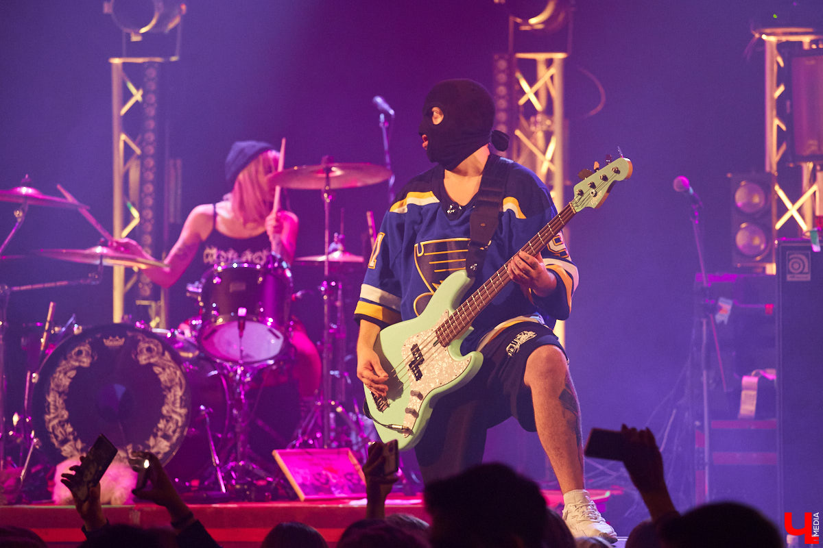 Вчера в Art Hall выступила российская поп-рок-группа «Кис-Кис». О том, как прошел праздник юности в стиле панк — в фоторепортаже «Ключ-Медиа».