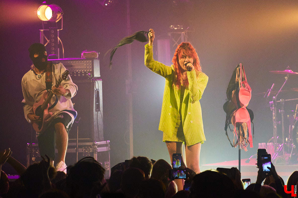 Вчера в Art Hall выступила российская поп-рок-группа «Кис-Кис». О том, как прошел праздник юности в стиле панк — в фоторепортаже «Ключ-Медиа».