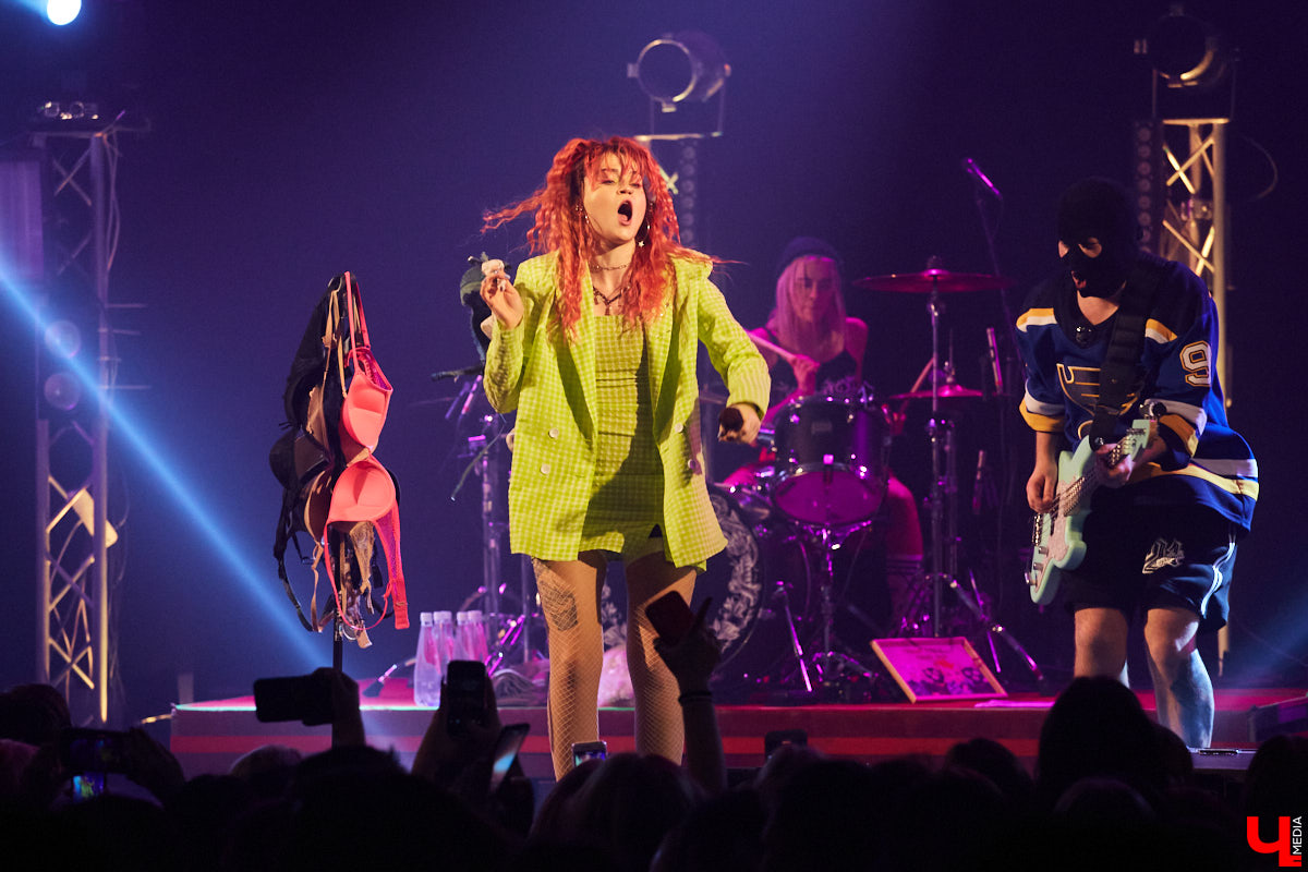 Вчера в Art Hall выступила российская поп-рок-группа «Кис-Кис». О том, как прошел праздник юности в стиле панк — в фоторепортаже «Ключ-Медиа».