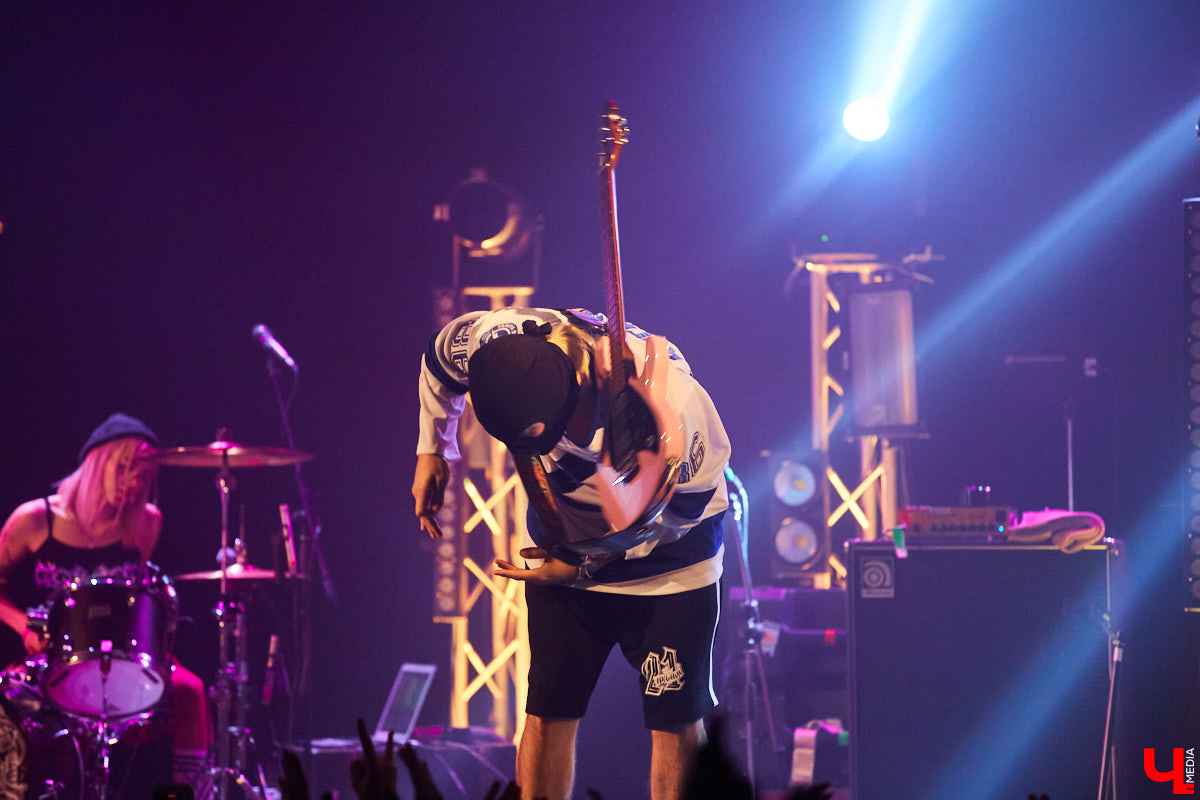 Вчера в Art Hall выступила российская поп-рок-группа «Кис-Кис». О том, как прошел праздник юности в стиле панк — в фоторепортаже «Ключ-Медиа».