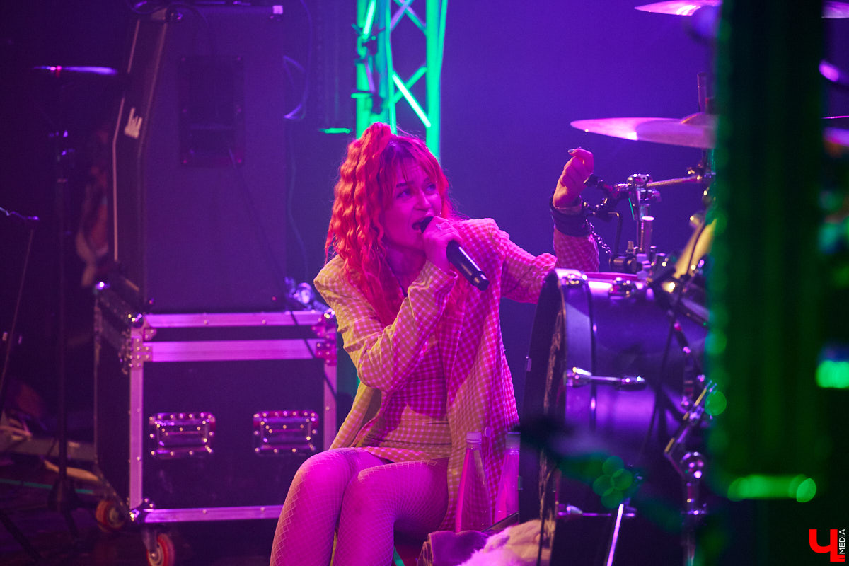 Вчера в Art Hall выступила российская поп-рок-группа «Кис-Кис». О том, как прошел праздник юности в стиле панк — в фоторепортаже «Ключ-Медиа».