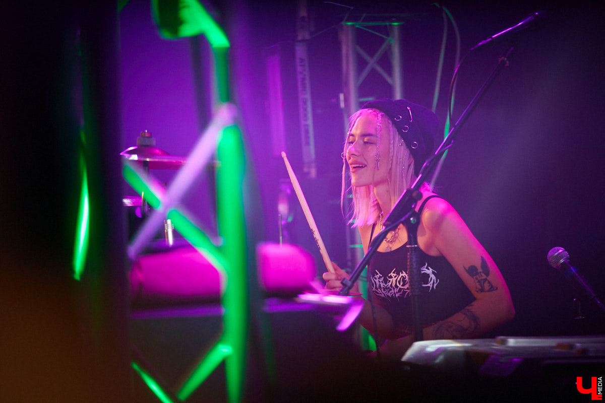 Вчера в Art Hall выступила российская поп-рок-группа «Кис-Кис». О том, как прошел праздник юности в стиле панк — в фоторепортаже «Ключ-Медиа».