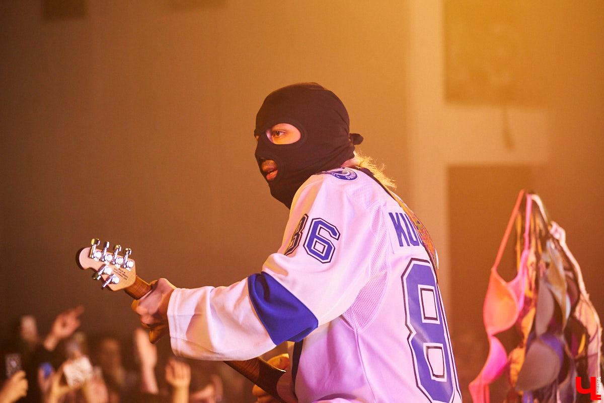 Вчера в Art Hall выступила российская поп-рок-группа «Кис-Кис». О том, как прошел праздник юности в стиле панк — в фоторепортаже «Ключ-Медиа».