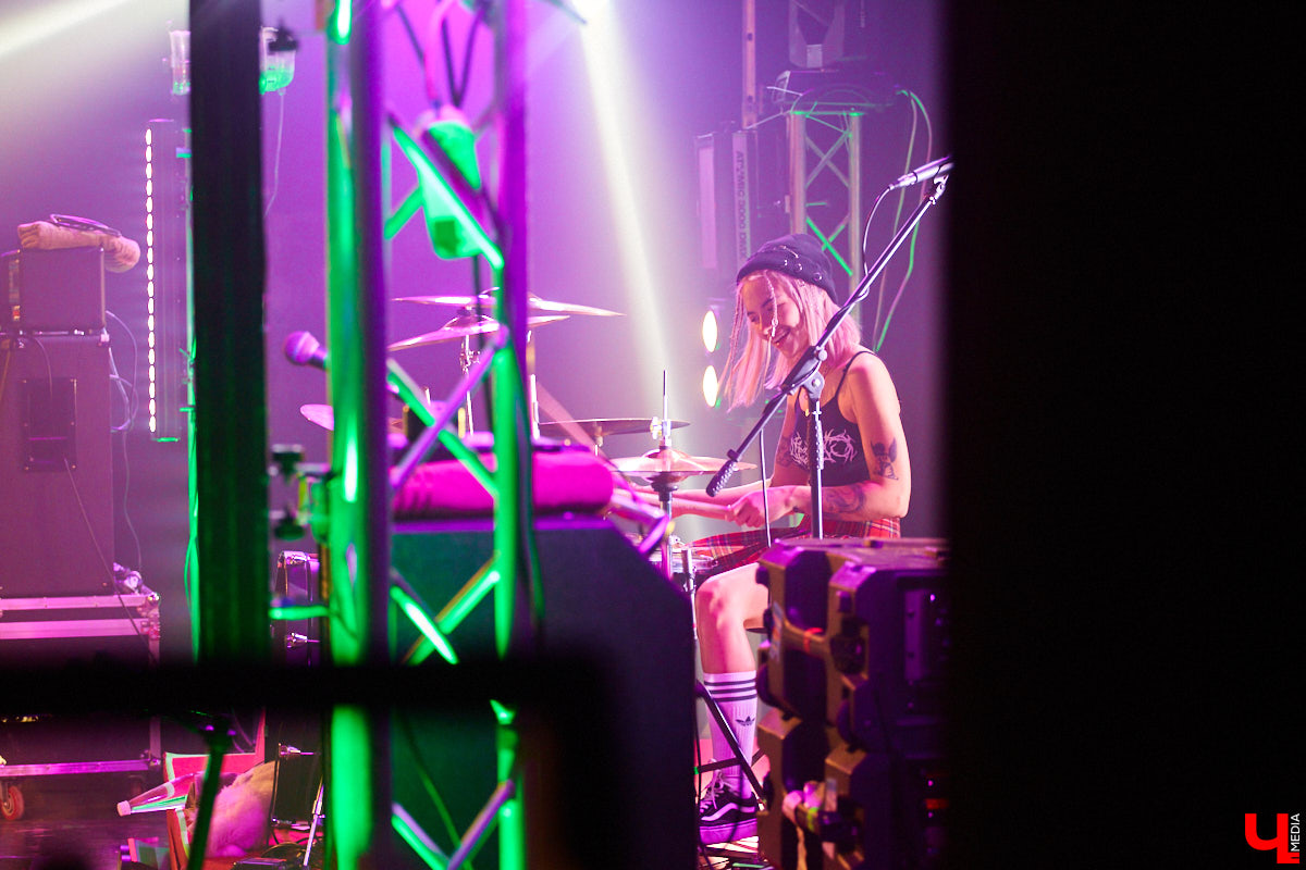 Вчера в Art Hall выступила российская поп-рок-группа «Кис-Кис». О том, как прошел праздник юности в стиле панк — в фоторепортаже «Ключ-Медиа».