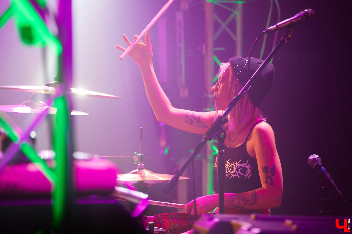 Вчера в Art Hall выступила российская поп-рок-группа «Кис-Кис». О том, как прошел праздник юности в стиле панк — в фоторепортаже «Ключ-Медиа».