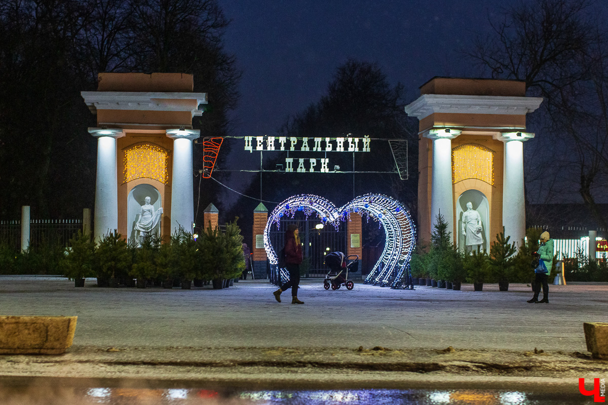 В этом году местные учреждения, предприятия, бизнесмены и юридические лица Владимира снова украсят Центральный парк! Рассказываем, зачем все это нужно, и как присоединиться к проекту #ЗимнийГород33.