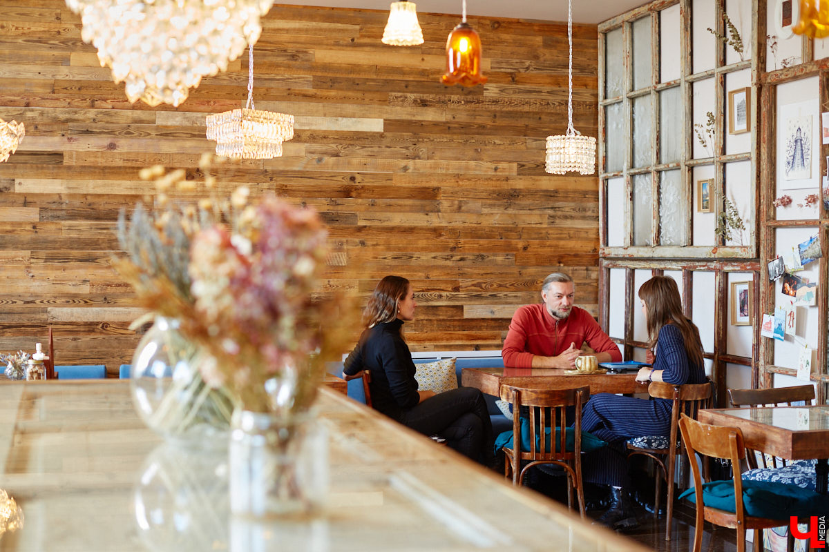 Пять лет назад в рамках интервью «Ключ-Медиа» расспросил переехавшего в Суздаль американца Евгения Кравцова о творчестве. С прошлой встречи прошло немало времени, и художнику есть чем поделиться. В преддверии персональной выставки в Суздале, он рассказывает о своих новых и концептуальных проектах.