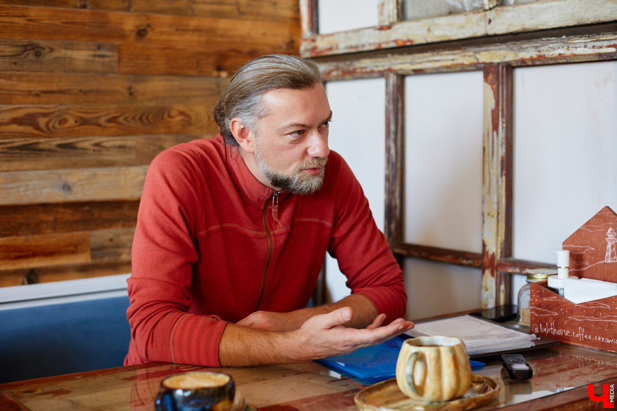 Пять лет назад в рамках интервью «Ключ-Медиа» расспросил переехавшего в Суздаль американца Евгения Кравцова о творчестве. С прошлой встречи прошло немало времени, и художнику есть чем поделиться. В преддверии персональной выставки в Суздале, он рассказывает о своих новых и концептуальных проектах.