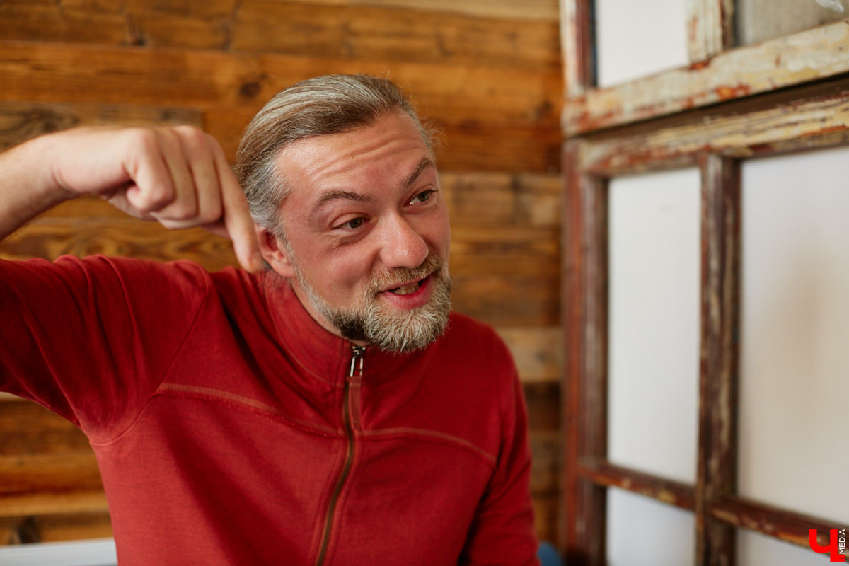 Пять лет назад в рамках интервью «Ключ-Медиа» расспросил переехавшего в Суздаль американца Евгения Кравцова о творчестве. С прошлой встречи прошло немало времени, и художнику есть чем поделиться. В преддверии персональной выставки в Суздале, он рассказывает о своих новых и концептуальных проектах.