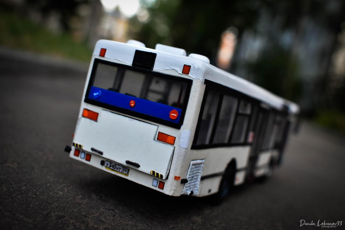 История вдохновленного общественным транспортом кондуктора Данилы Лобанова, который создает точные копии автобусов.