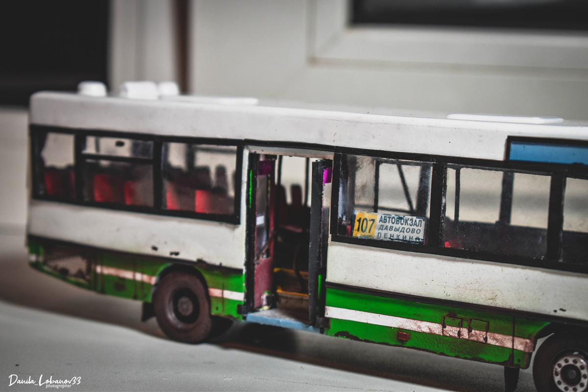 История вдохновленного общественным транспортом кондуктора Данилы Лобанова, который создает точные копии автобусов.
