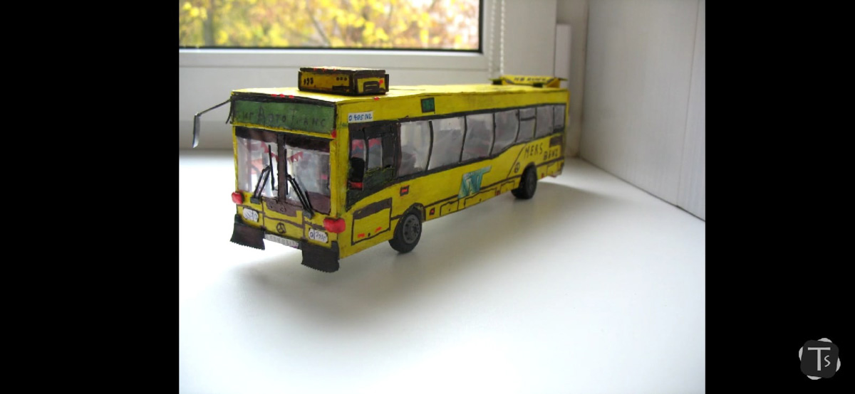 История вдохновленного общественным транспортом кондуктора Данилы Лобанова, который создает точные копии автобусов.