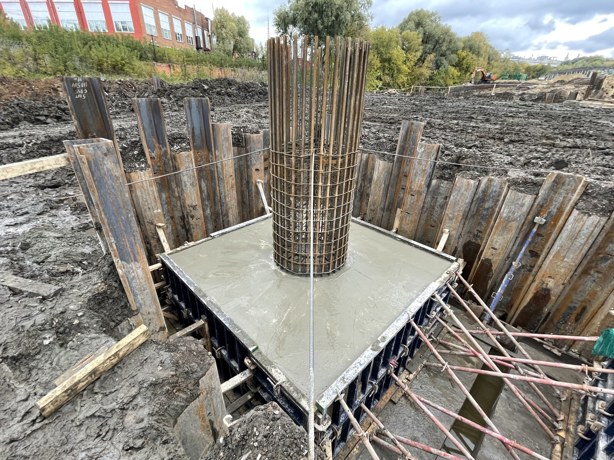 Работы на Рпенском проезде кипят. Сейчас там возводят опоры для будущего моста. Его длина составит 200 метров, а ширина – почти 25.