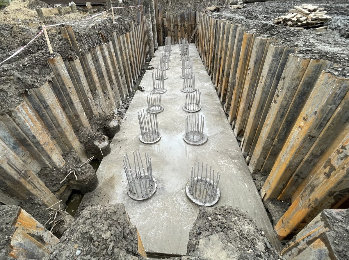 Работы на Рпенском проезде кипят. Сейчас там возводят опоры для будущего моста. Его длина составит 200 метров, а ширина – почти 25.