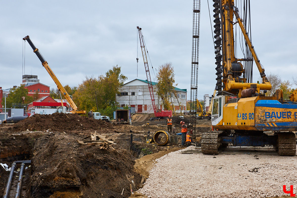 Работы на Рпенском проезде кипят. Сейчас там возводят опоры для будущего моста. Его длина составит 200 метров, а ширина – почти 25.