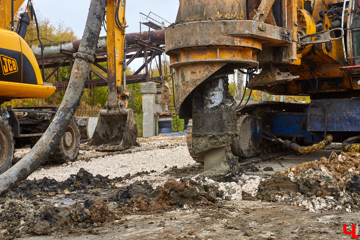 Работы на Рпенском проезде кипят. Сейчас там возводят опоры для будущего моста. Его длина составит 200 метров, а ширина – почти 25.