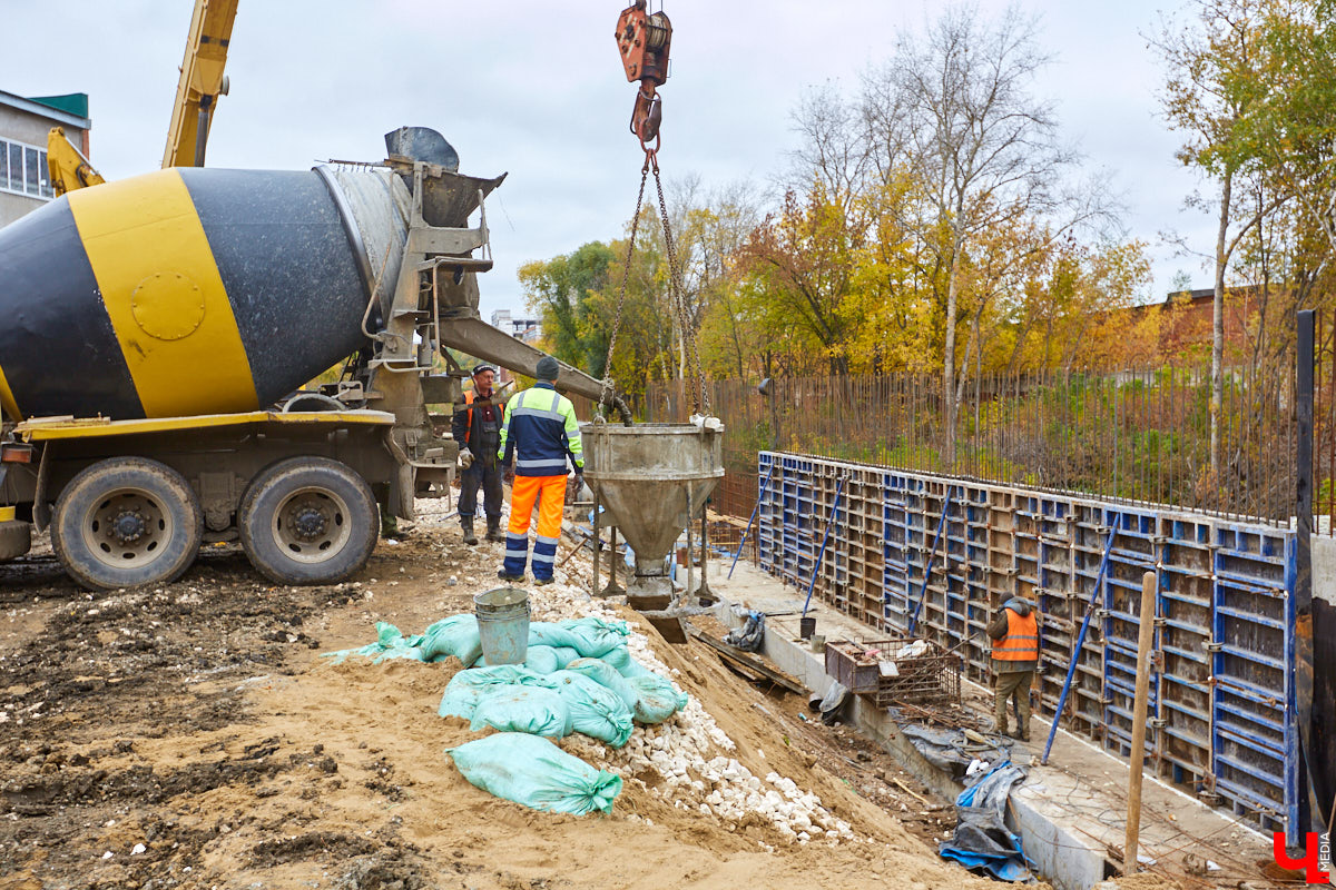 Работы на Рпенском проезде кипят. Сейчас там возводят опоры для будущего моста. Его длина составит 200 метров, а ширина – почти 25.