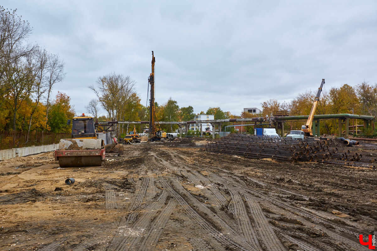 Работы на Рпенском проезде кипят. Сейчас там возводят опоры для будущего моста. Его длина составит 200 метров, а ширина – почти 25.
