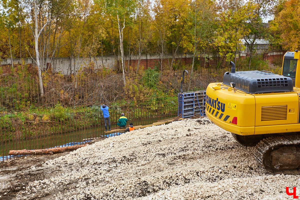 Работы на Рпенском проезде кипят. Сейчас там возводят опоры для будущего моста. Его длина составит 200 метров, а ширина – почти 25.