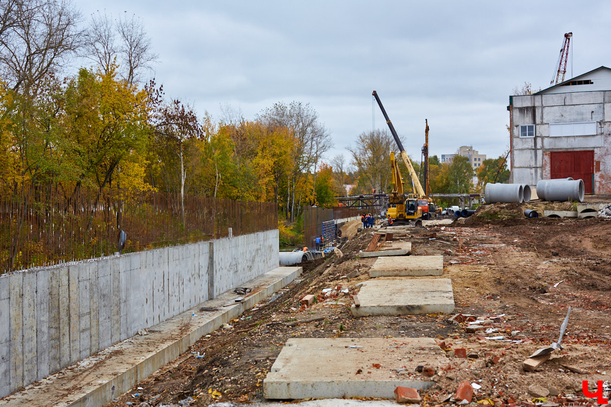 Работы на Рпенском проезде кипят. Сейчас там возводят опоры для будущего моста. Его длина составит 200 метров, а ширина – почти 25.