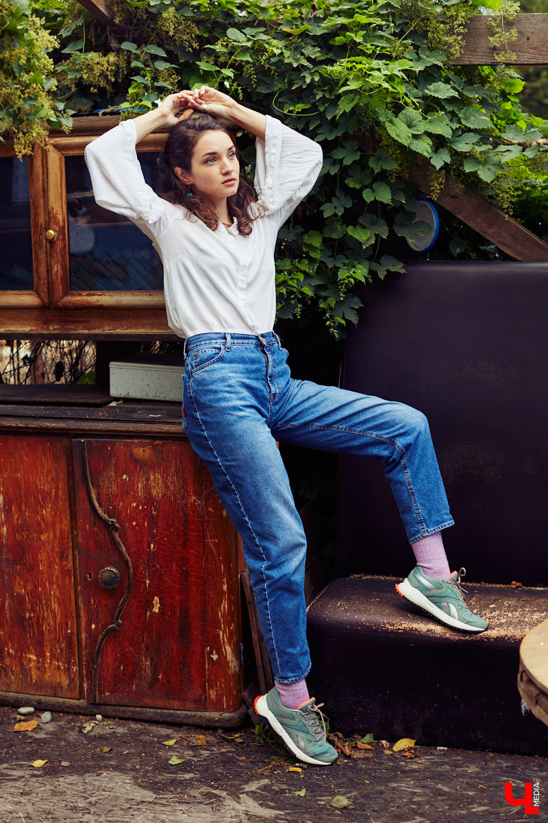 Работа бариста, интенсивные тренировки, участие в модельных и бьюти-проектах — во всех этих заботах Яна Понамарева спонтанно поучаствовала в рубрике «Свой стиль», для чего мы на ходу подобрали ей несколько образов из «контента» для следующей городской барахолки. Что ж, оцениваем результат!