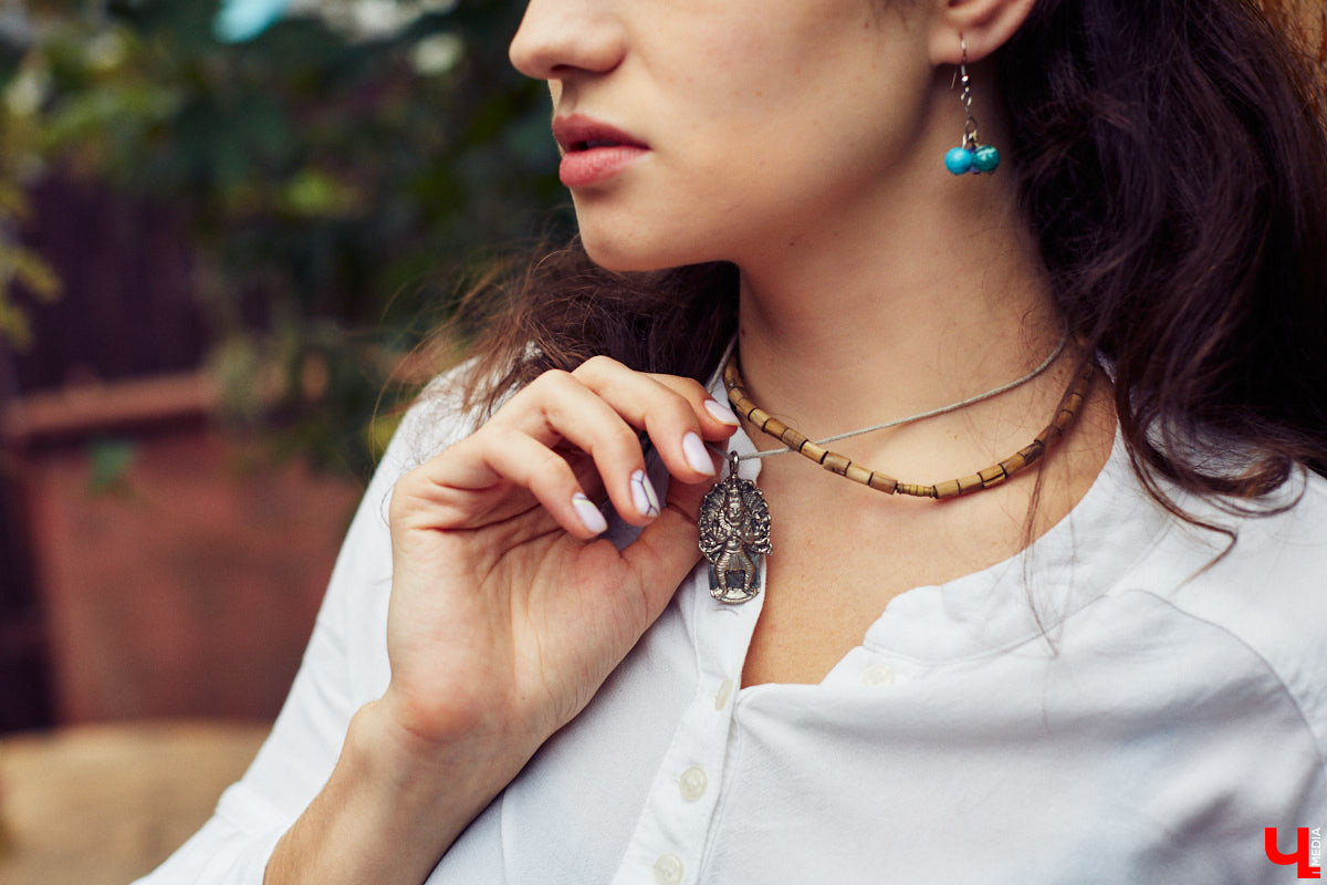 Работа бариста, интенсивные тренировки, участие в модельных и бьюти-проектах — во всех этих заботах Яна Понамарева спонтанно поучаствовала в рубрике «Свой стиль», для чего мы на ходу подобрали ей несколько образов из «контента» для следующей городской барахолки. Что ж, оцениваем результат!