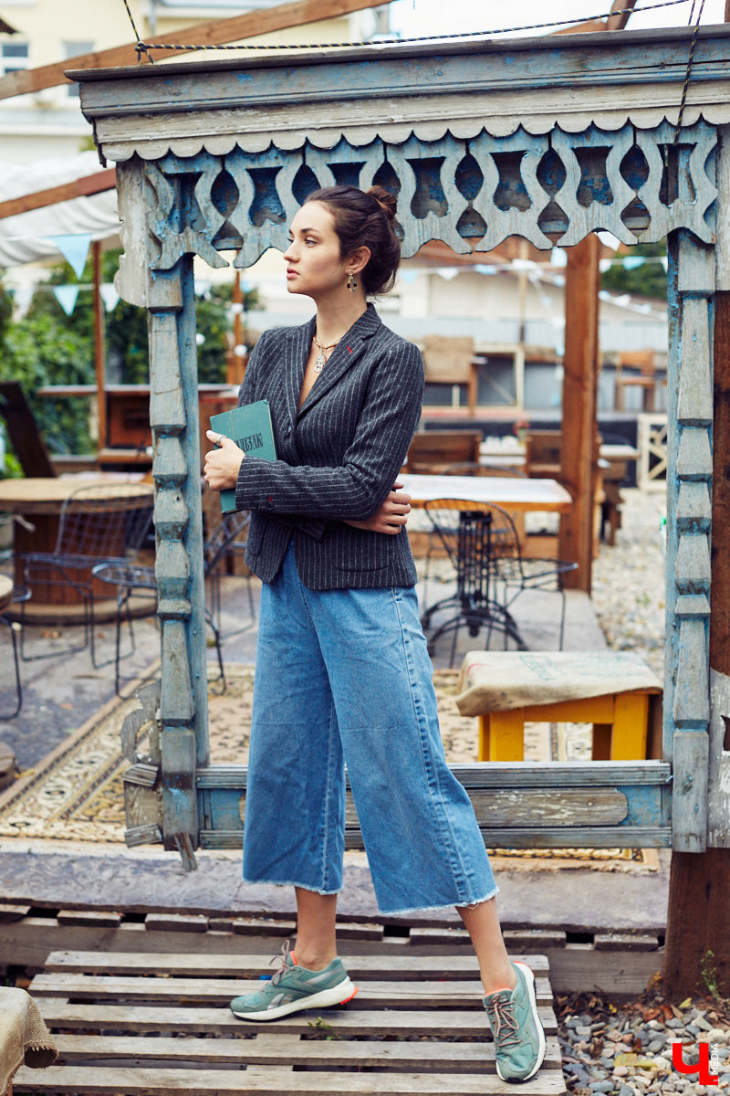 Работа бариста, интенсивные тренировки, участие в модельных и бьюти-проектах — во всех этих заботах Яна Понамарева спонтанно поучаствовала в рубрике «Свой стиль», для чего мы на ходу подобрали ей несколько образов из «контента» для следующей городской барахолки. Что ж, оцениваем результат!