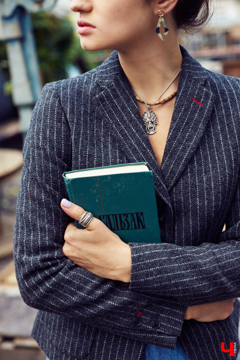 Работа бариста, интенсивные тренировки, участие в модельных и бьюти-проектах — во всех этих заботах Яна Понамарева спонтанно поучаствовала в рубрике «Свой стиль», для чего мы на ходу подобрали ей несколько образов из «контента» для следующей городской барахолки. Что ж, оцениваем результат!