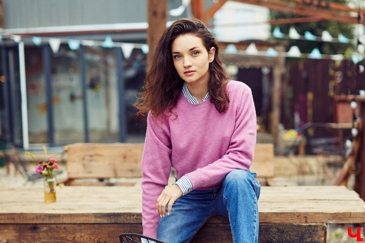 Работа бариста, интенсивные тренировки, участие в модельных и бьюти-проектах — во всех этих заботах Яна Понамарева спонтанно поучаствовала в рубрике «Свой стиль», для чего мы на ходу подобрали ей несколько образов из «контента» для следующей городской барахолки. Что ж, оцениваем результат!