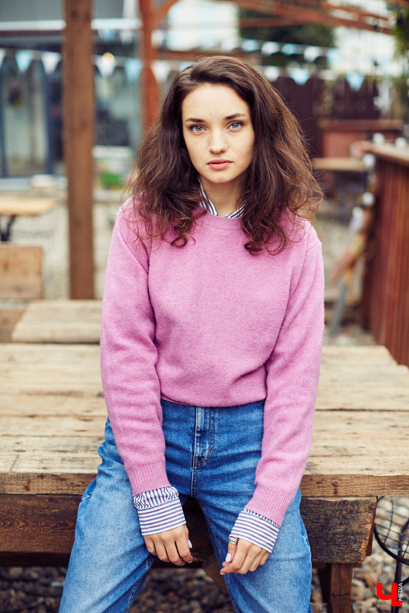 Работа бариста, интенсивные тренировки, участие в модельных и бьюти-проектах — во всех этих заботах Яна Понамарева спонтанно поучаствовала в рубрике «Свой стиль», для чего мы на ходу подобрали ей несколько образов из «контента» для следующей городской барахолки. Что ж, оцениваем результат!