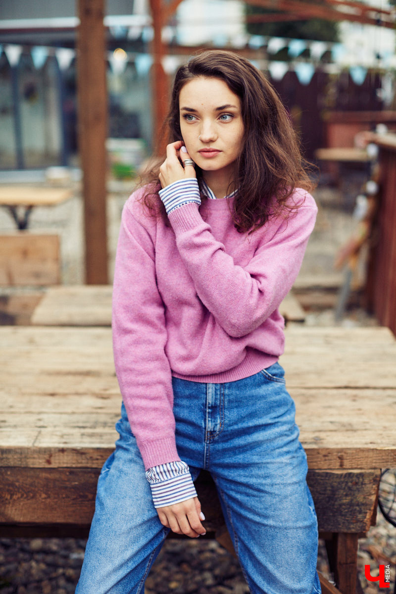 Работа бариста, интенсивные тренировки, участие в модельных и бьюти-проектах — во всех этих заботах Яна Понамарева спонтанно поучаствовала в рубрике «Свой стиль», для чего мы на ходу подобрали ей несколько образов из «контента» для следующей городской барахолки. Что ж, оцениваем результат!