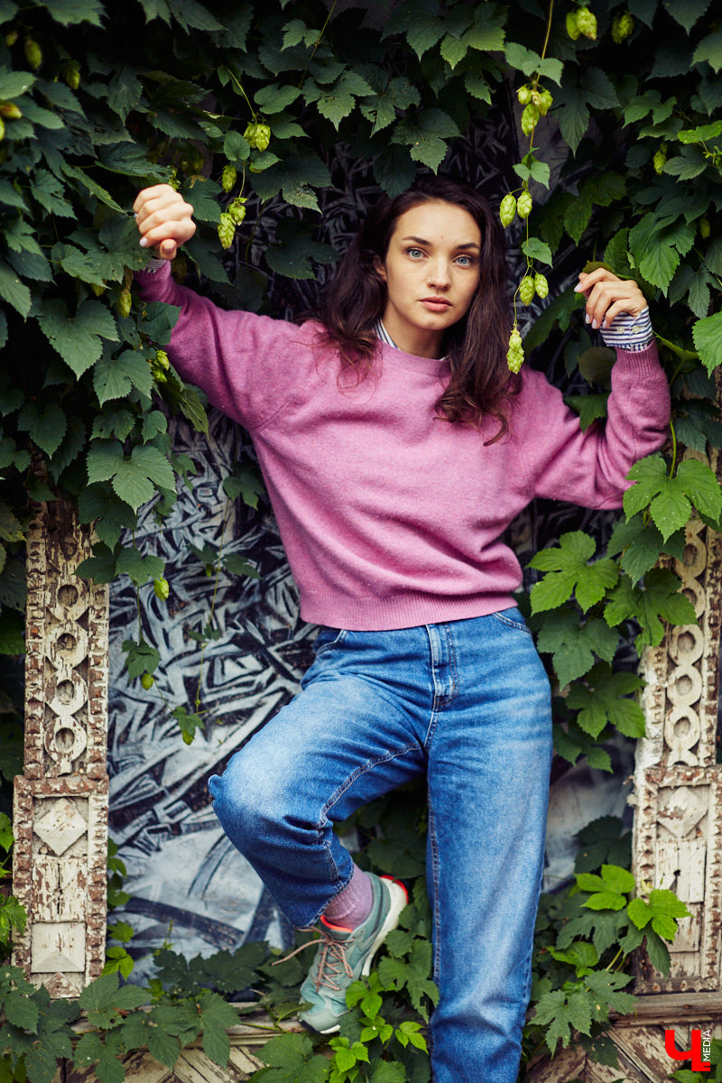 Работа бариста, интенсивные тренировки, участие в модельных и бьюти-проектах — во всех этих заботах Яна Понамарева спонтанно поучаствовала в рубрике «Свой стиль», для чего мы на ходу подобрали ей несколько образов из «контента» для следующей городской барахолки. Что ж, оцениваем результат!