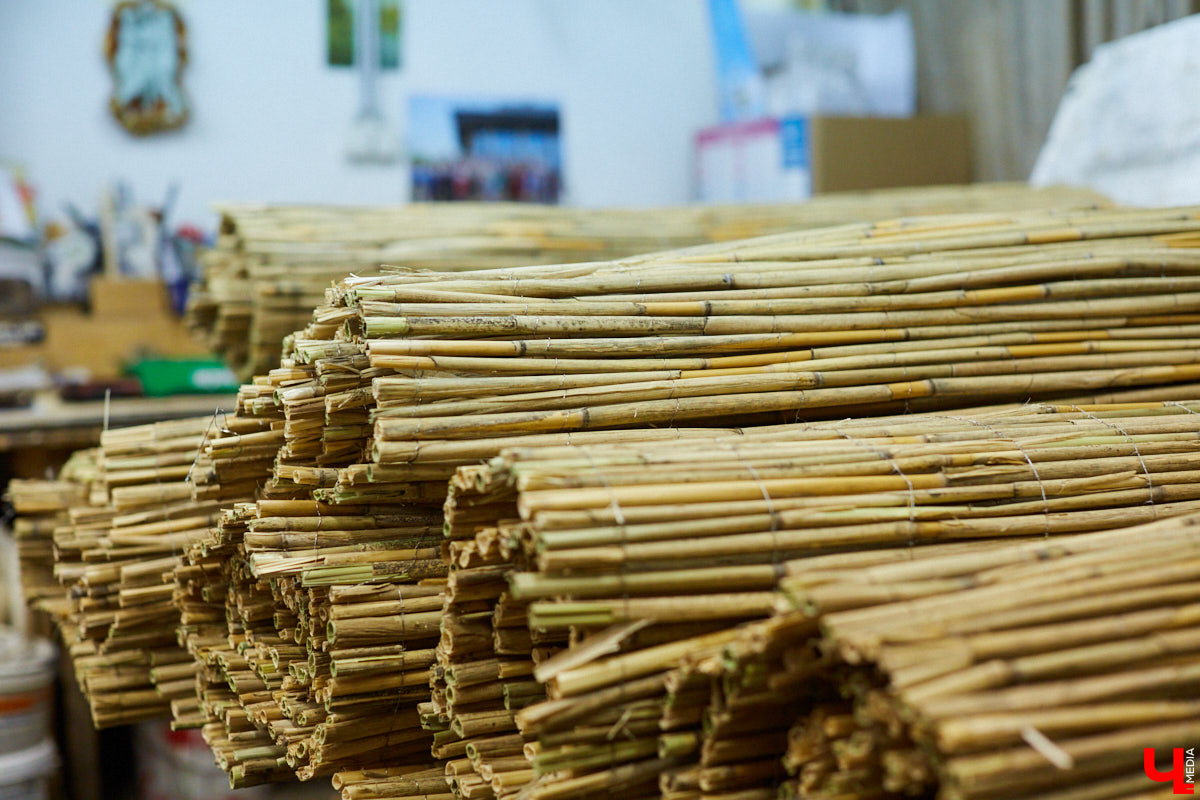 Пока Борис Гунин мечтает о параллельном ремонте, открытых дверях и создании вокруг театра нового городского арт-пространства, мы прогуливаемся с ним по зданию ОТД до окончания его реконструкции.