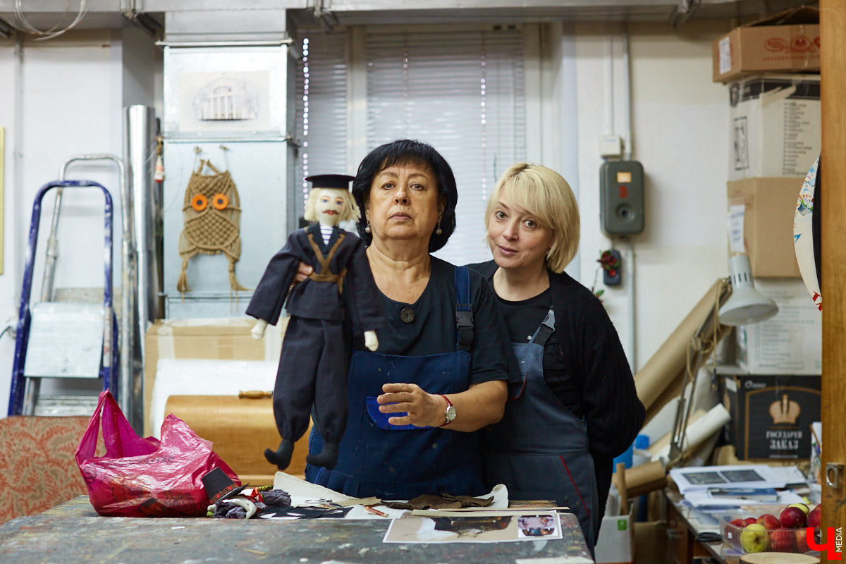 Пока Борис Гунин мечтает о параллельном ремонте, открытых дверях и создании вокруг театра нового городского арт-пространства, мы прогуливаемся с ним по зданию ОТД до окончания его реконструкции.